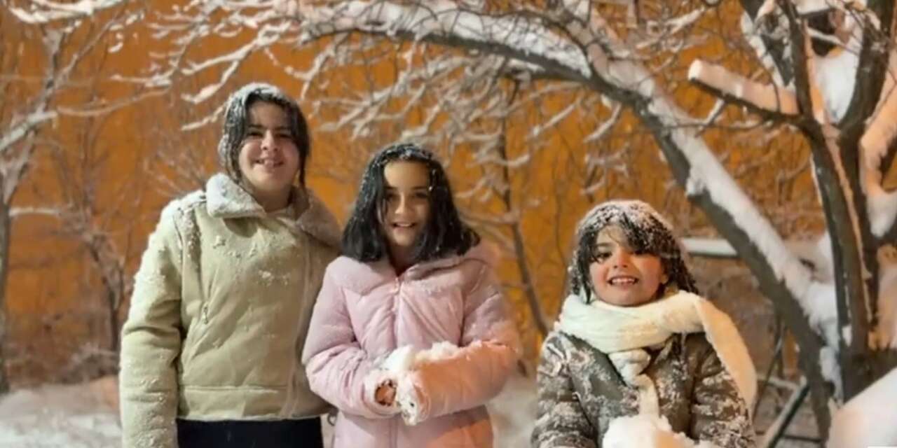 Hakkari’de kar yağışı çocuklara yaradı