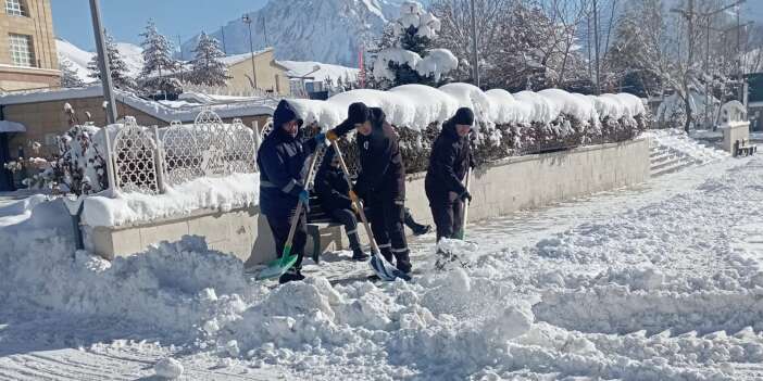 Hakkari Belediyesinin kar timleri görev başında
