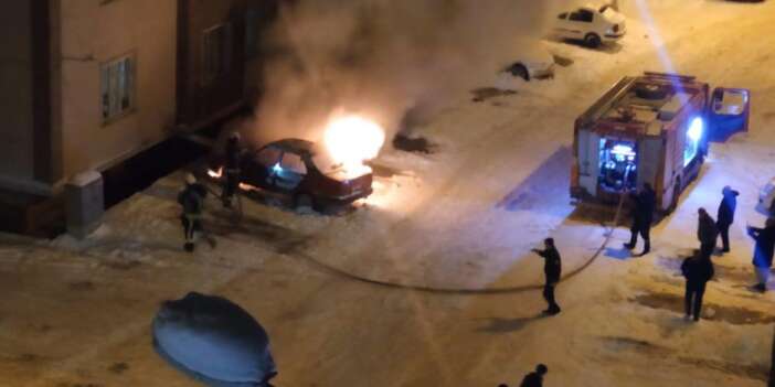 İpekyolu'nda park halindeki araç alev aldı