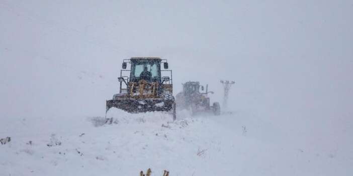 Van’da 671 yerleşim yeri ulaşıma kapandı