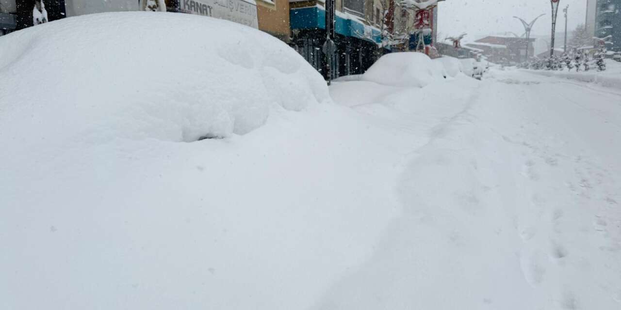 Hakkari’ye bir yağdı pir yağdı