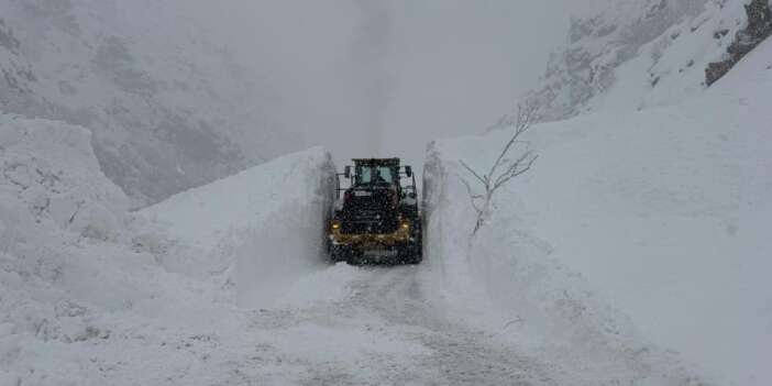 Hakkari-Şırnak karayoluna çığı düştü
