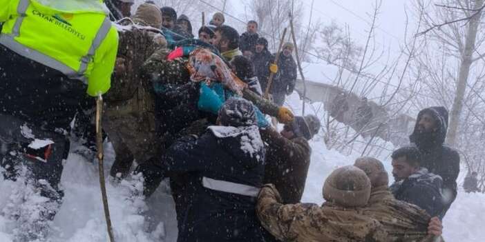 Çığ altında kalan kadın hayatını kaybetti