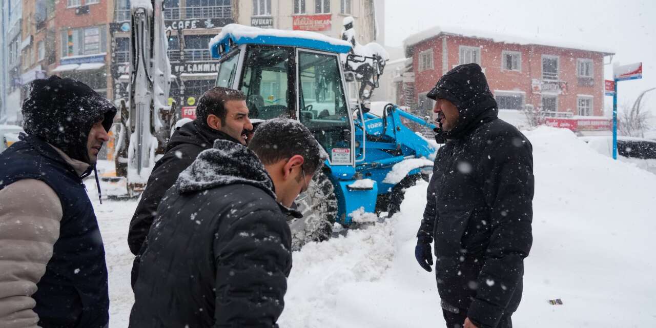 Vali Çelik, Belediye ekiplerinin çalışmalarını inceledi