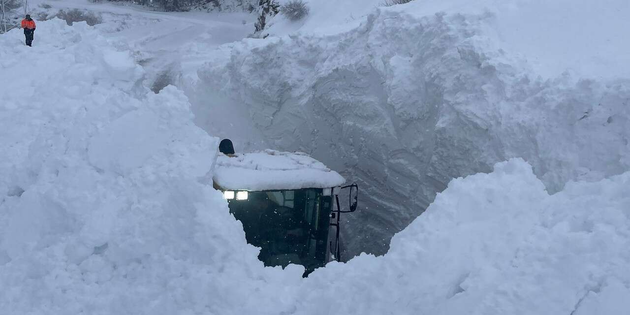 Çukurca yolunda nefes kesen çığ temizliği