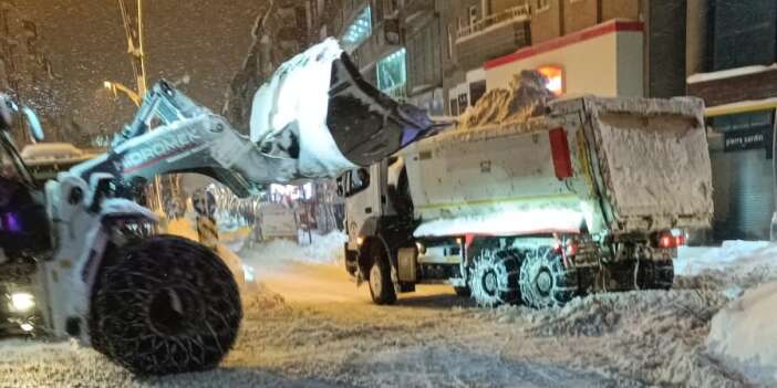 Hakkari’de kar dağları şehir dışına çıkartılıyor