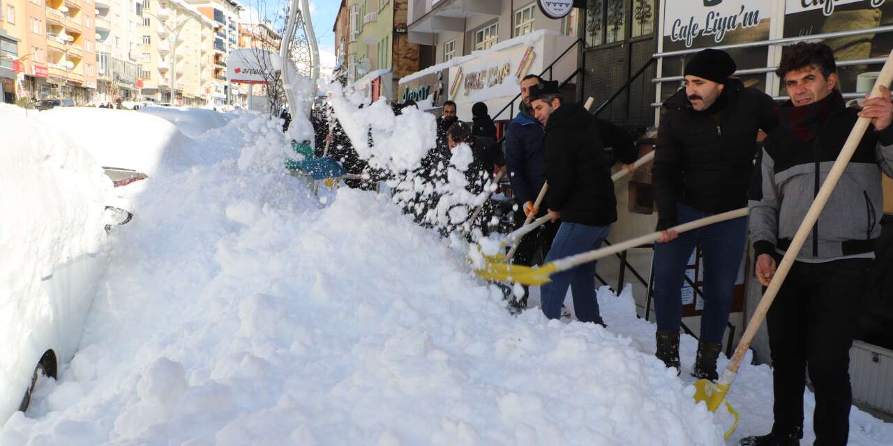 Güvenlik korucularından karla mücadeleye destek