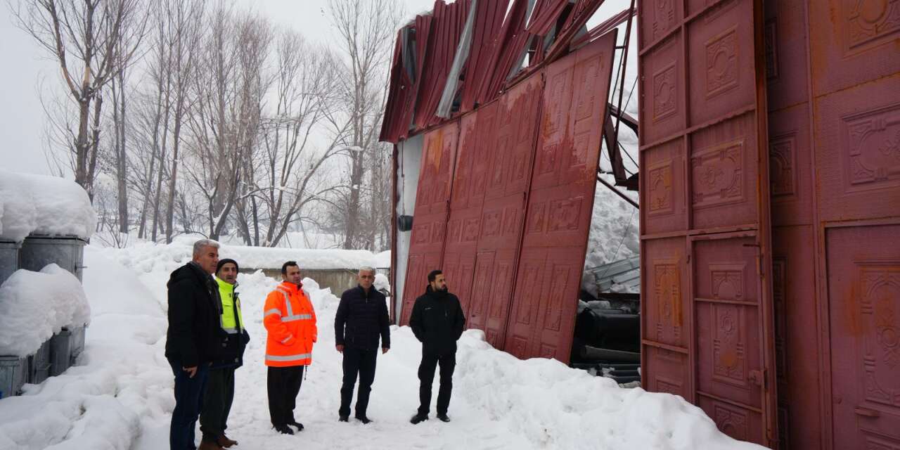 Derecik belediyesi araç ikmal garajının çatısı çöktü