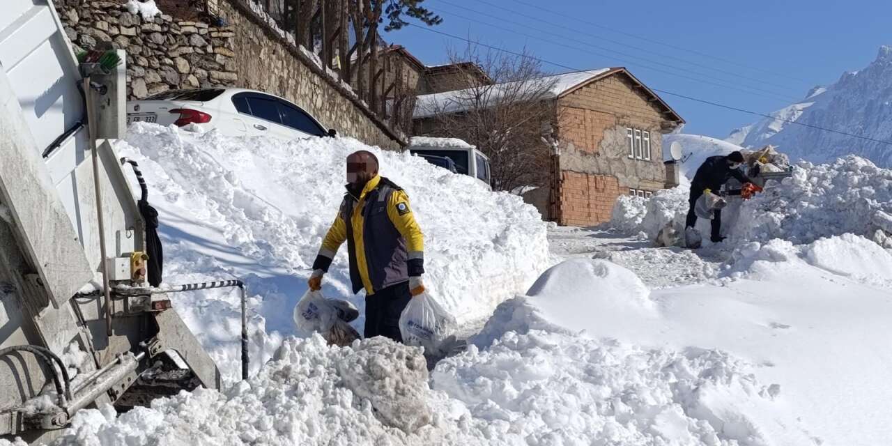 Hakkâri’de 1,5 metre karda çevre temizliği mesaisi
