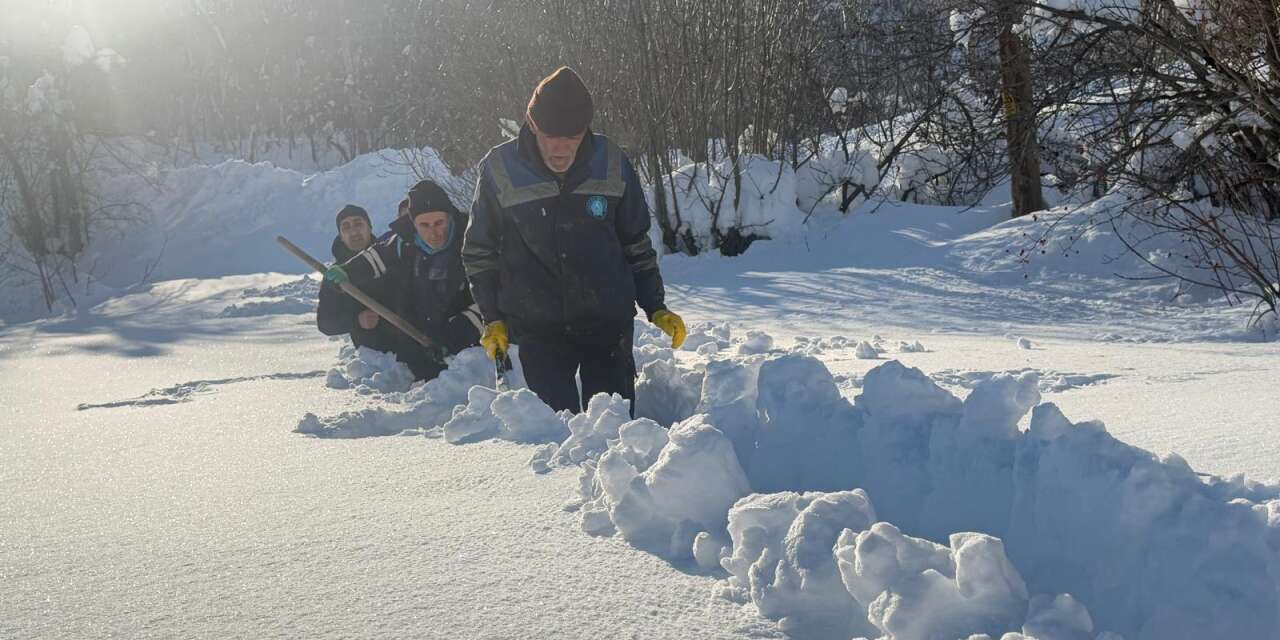 Su arıza ekibi karı deşerek arızaya ulaştı