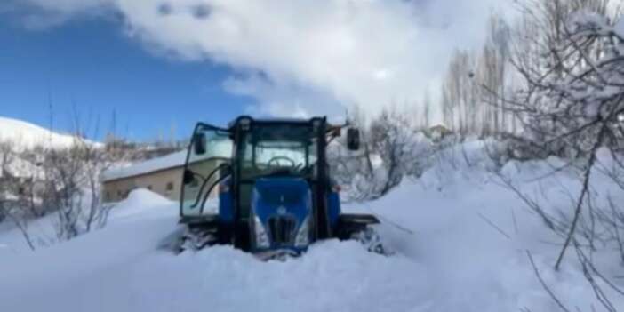 Hastayı kurtarmak için traktörle seferber oldular