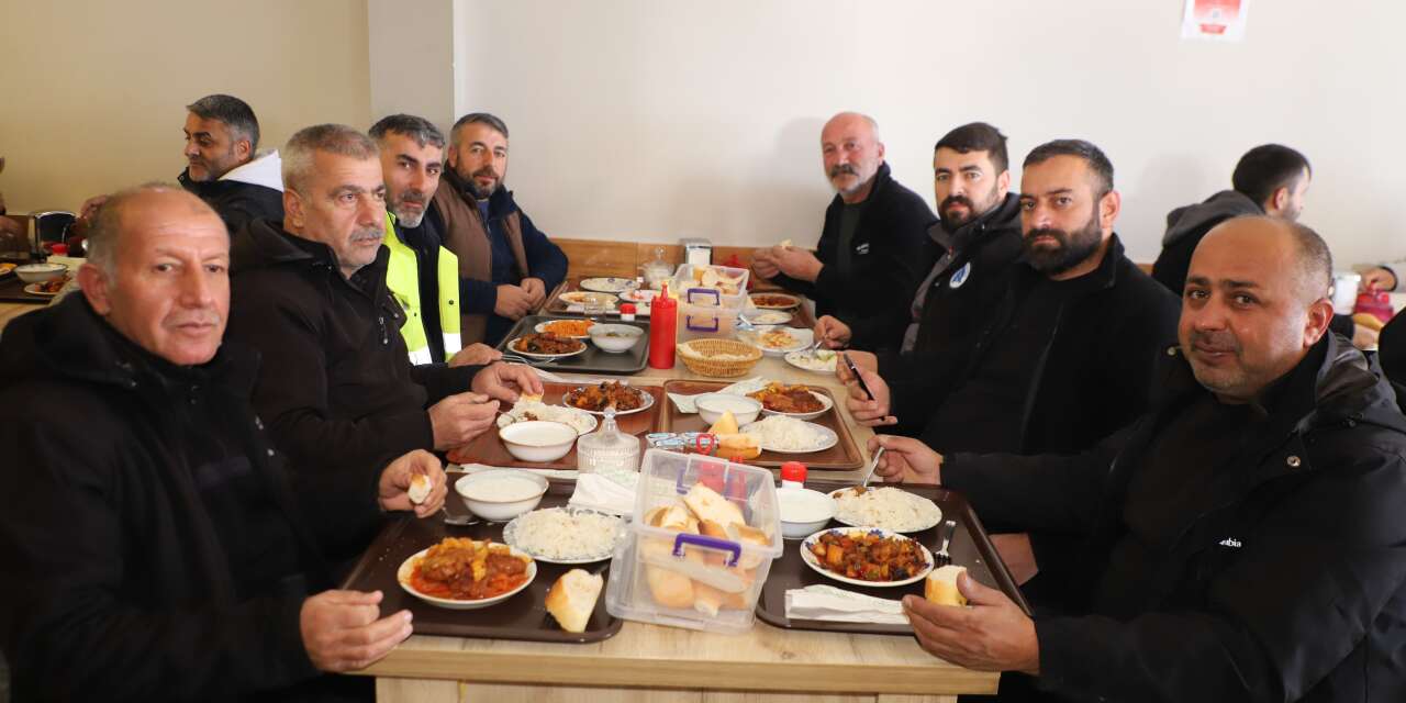 Hakkari Sofrasından karla mücadele ekibini anlamlı jest