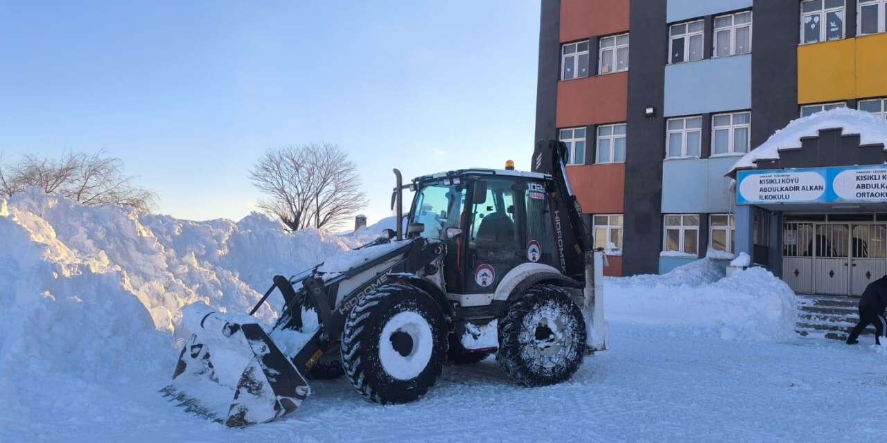 Köy Okullarının bahçeleri kardan temizleniyor
