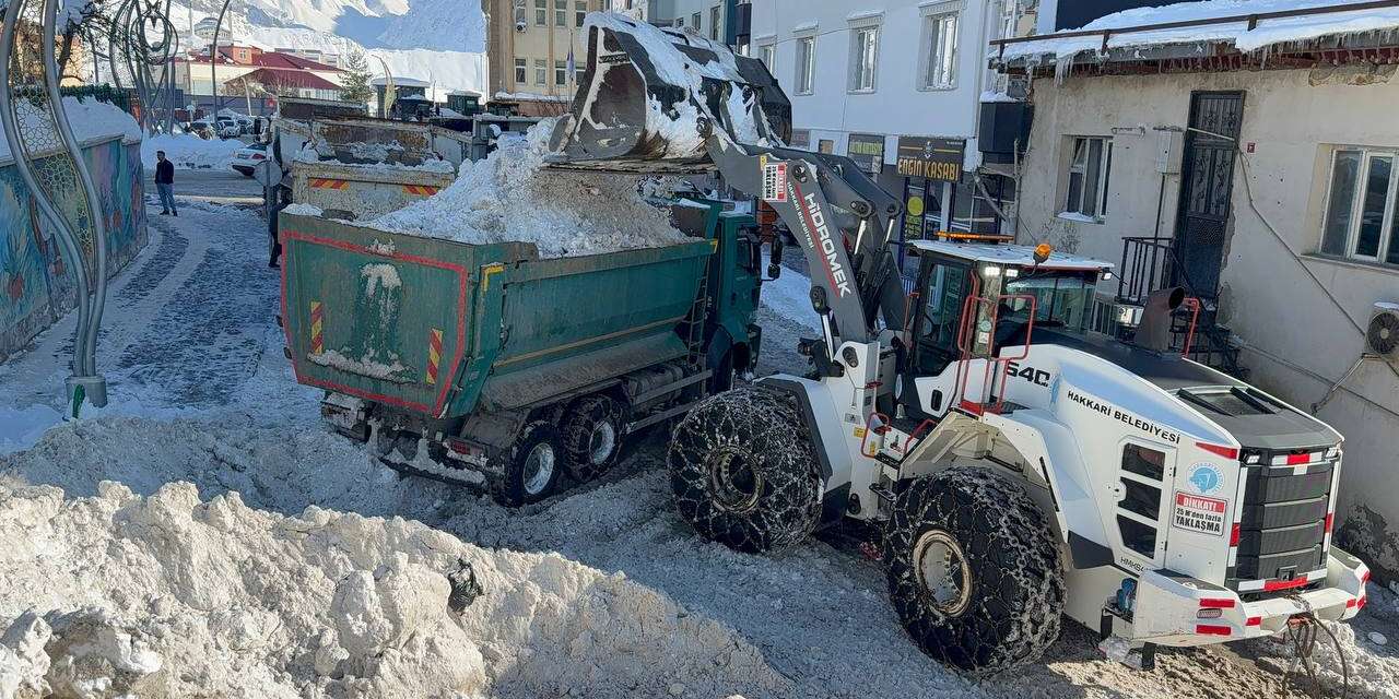 Hakkari'de 30 bin ton kar şehir dışına taşınıyor
