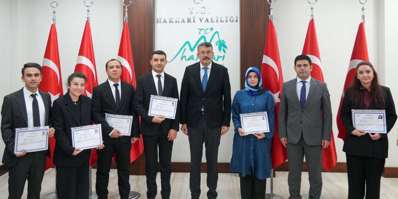 Vali Çelik'ten eğitime değer katan öğretmenlere takdirname