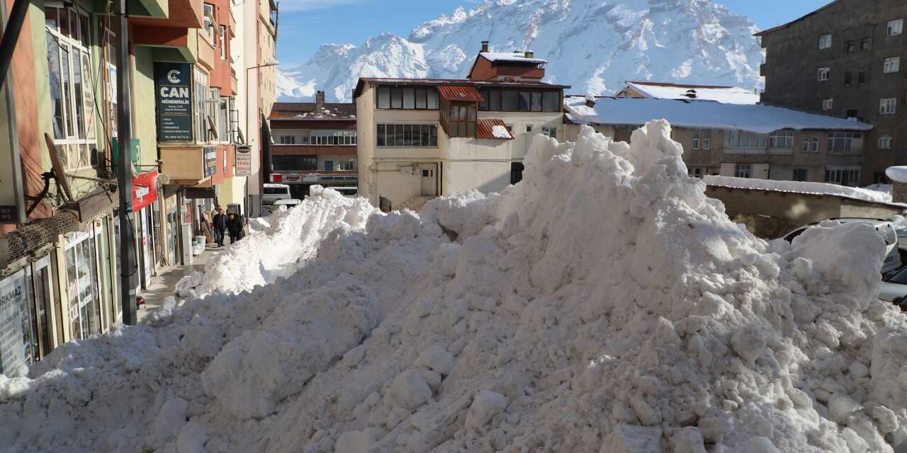 Hakkari'de kar dağları ile mücadele sürüyor