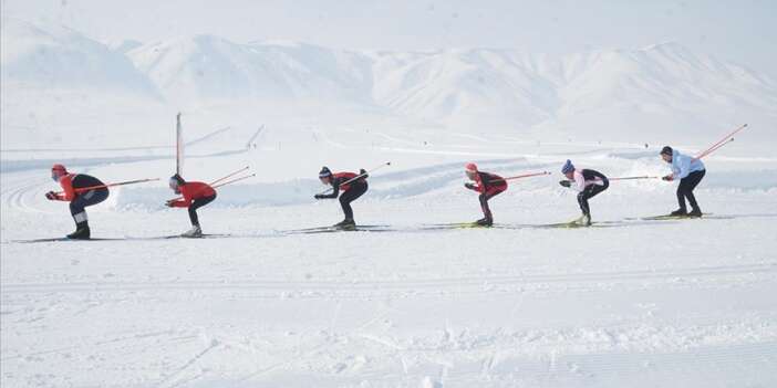 Yüksekova kayaklı koşuyla coştu