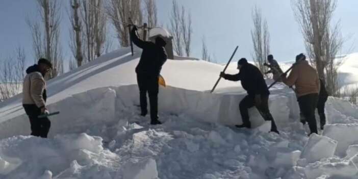 Kar altında kalan cami ve evler temizlendi