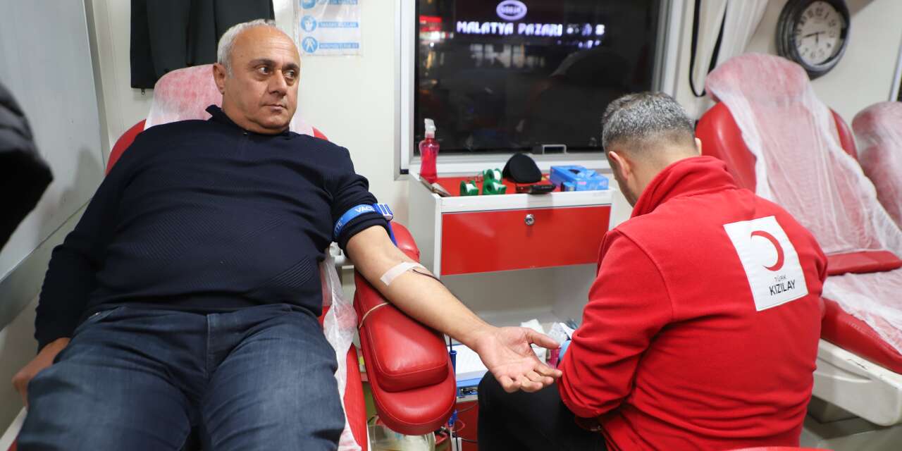 Hakkari Belediyesi personelinden kan bağışına destek