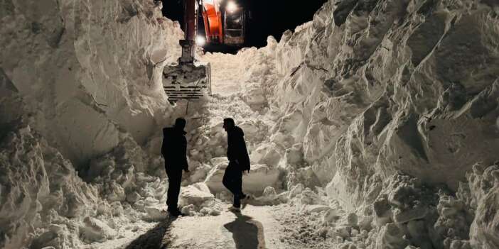 10 metrelik çığlarla mücadele ediyorlar