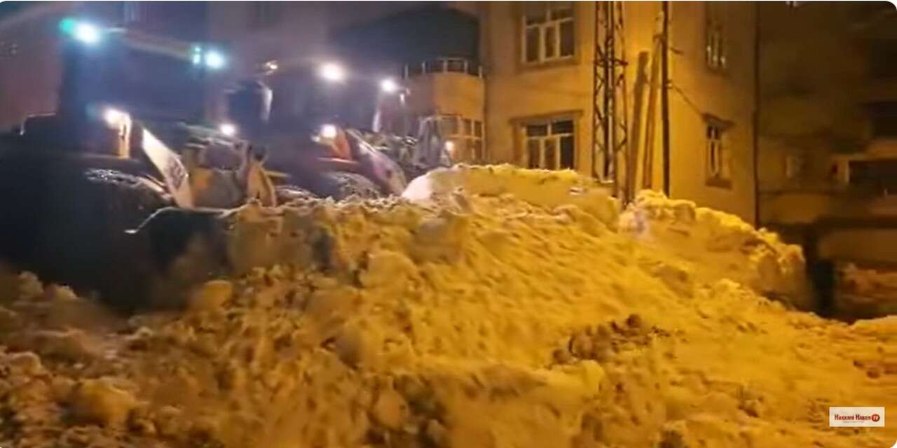 Şemdinli’de 12 araç 40 personelle karla mücadele