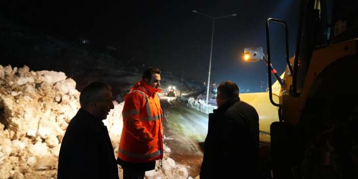 Başkan Dinç, karla mücadele çalışmalarını sahada takip etti