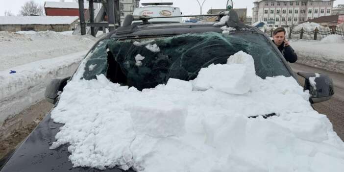 Otomobilin üzerine kar kütlesi düştü: 1 yaralı