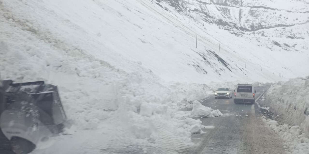 Hakkari-Çukurca karayolunda düşen çığlar temizlendi
