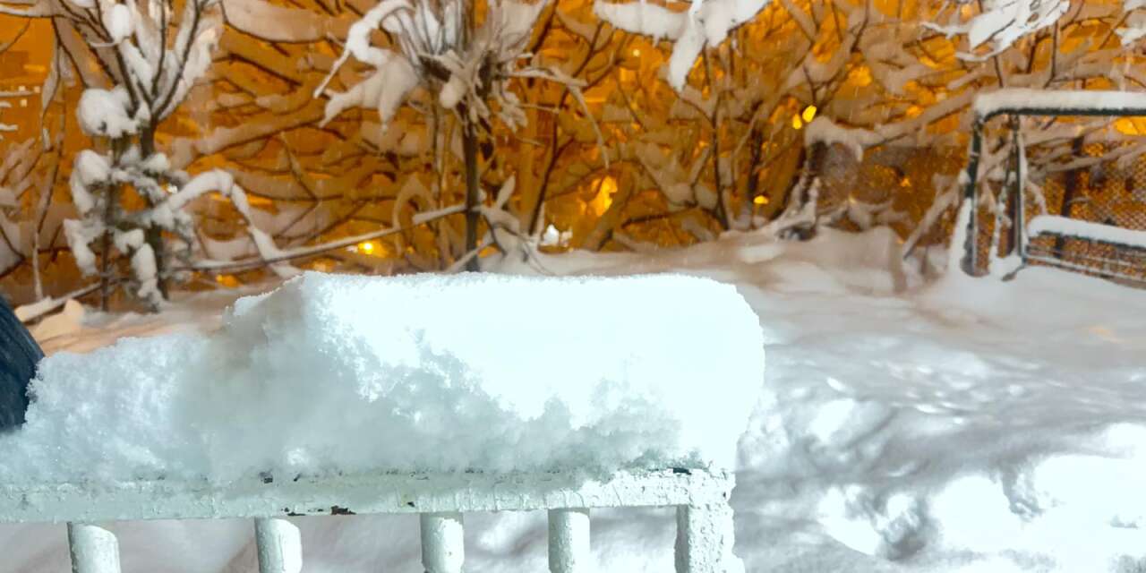 Hakkari’de lapa lapa kar yağışı hayatı olumsuz etkiliyor