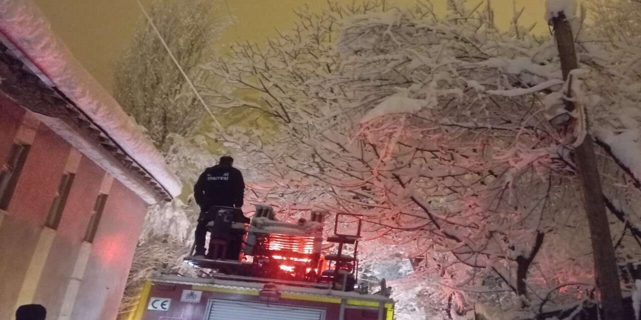 VEDAŞ ve İtfaiye kar yağışına rağmen seferber oldu
