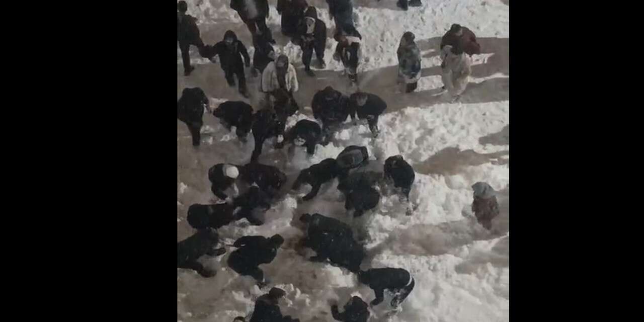 Çatı karlarının üzerine düştüğü öğrenci hastanelik oldu