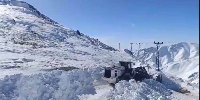 Hakkari’de 24 saatte 310 yerleşim yerinin yolu ulaşıma açıldı