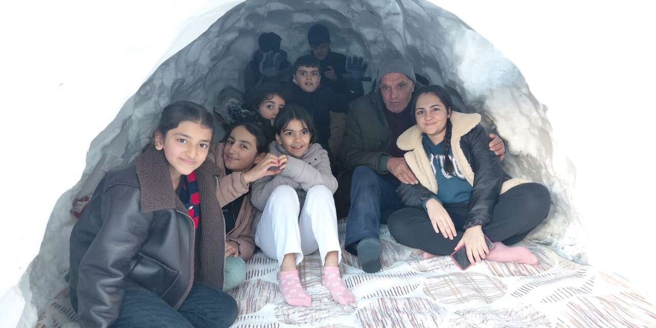 Hakkarili Yunus’tan kapı önünde kar mağarası