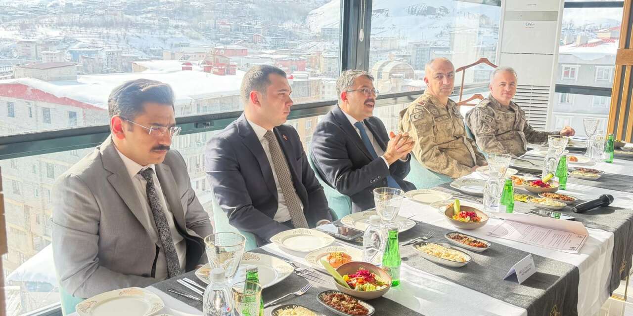 Vali Çelik, Gazetecilerle bir araya geldi