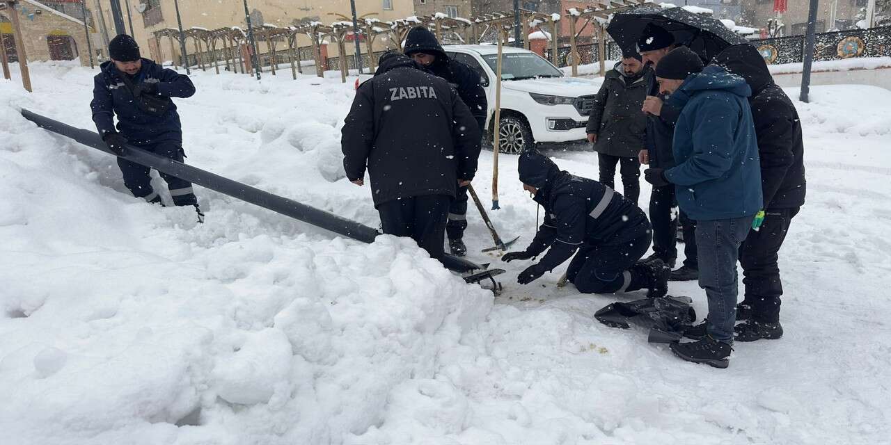 Hakkari’de aydınlatma direği devrildi