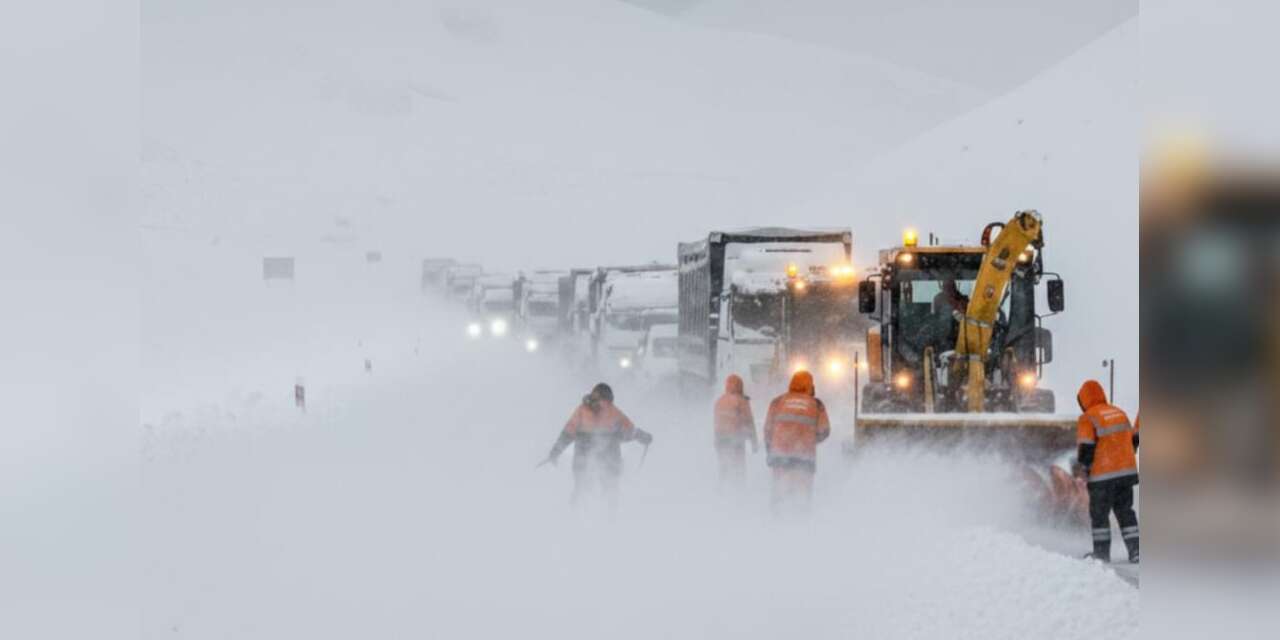 Yüksekova-Şemdinli yolunda kar esareti