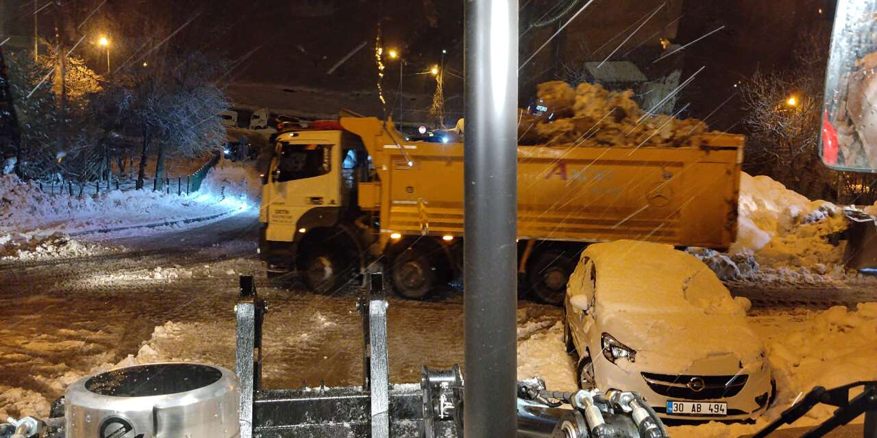 Hakkari’de gece boyu kar mesaisi sürüyor