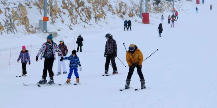 Hakkari kayak merkezinde kar kalınlığı 168 santimetreye ulaştı