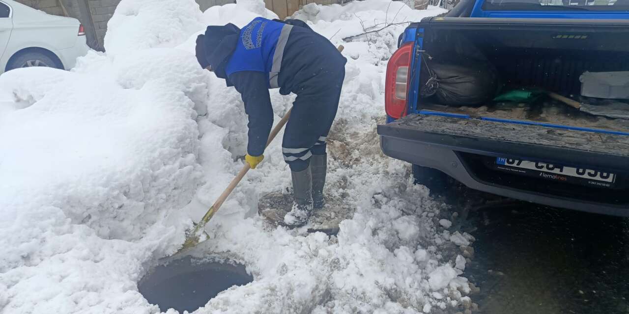Kanalizasyon ekibinin karda zorlu mesaisi