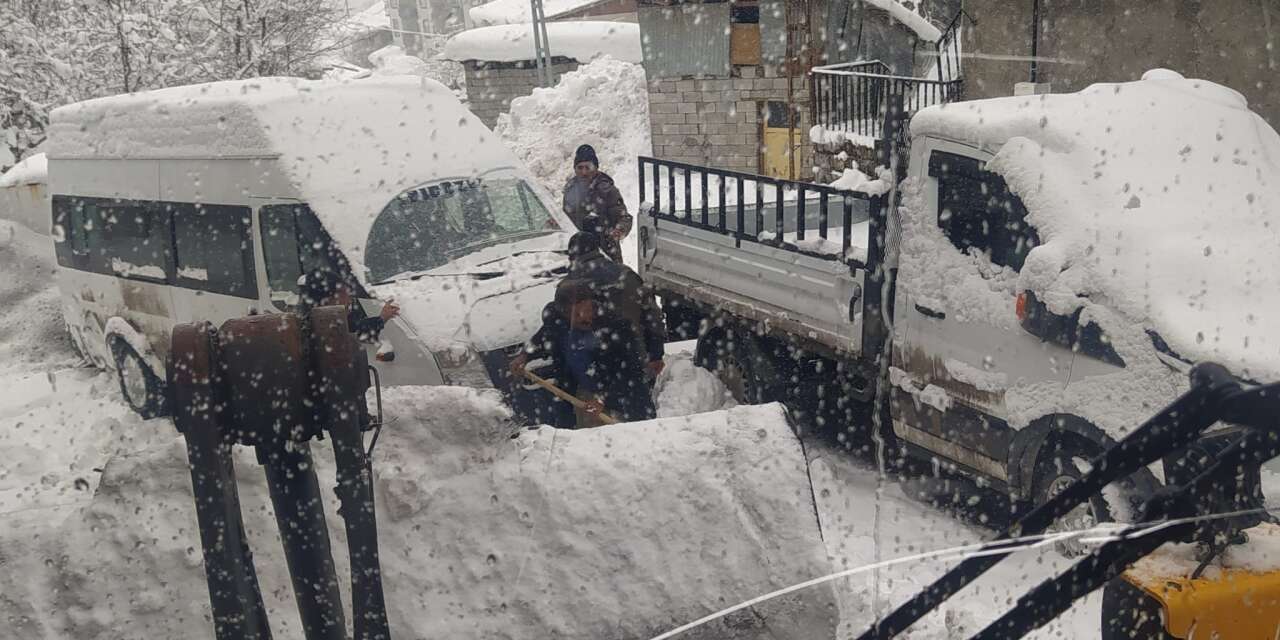 Hakkari’de karla mücadele 3 haftadır sürüyor