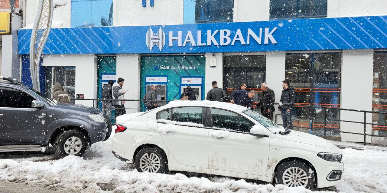 Hakkari Halk Bank yeni binasına taşındı