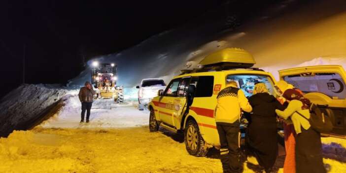 Karla mapalı yol 5,5 saatte açıldı, hamile kadın hastaneye ulaştırıldı