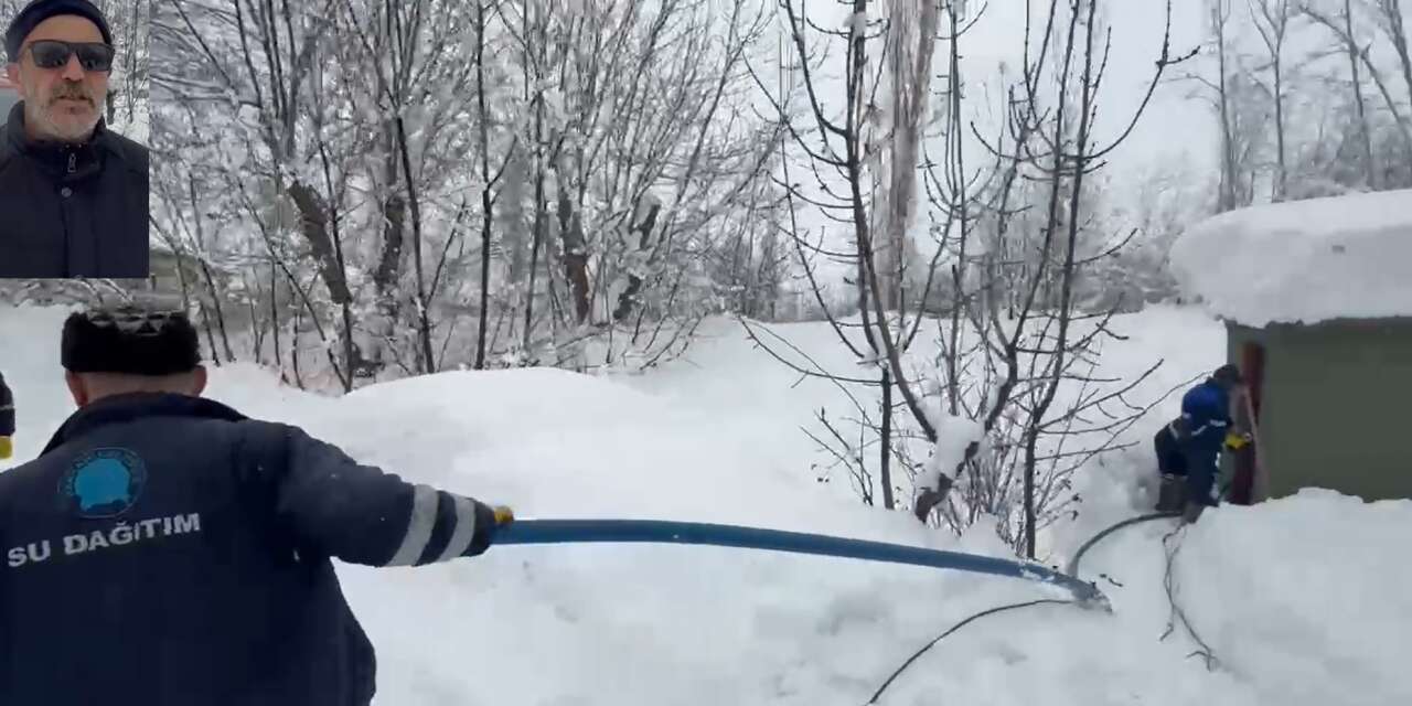Su arıza ekibi 2,5 metre karda görev yaptı