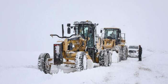 Van’da 363 yerleşim yerinin yolu kapandı