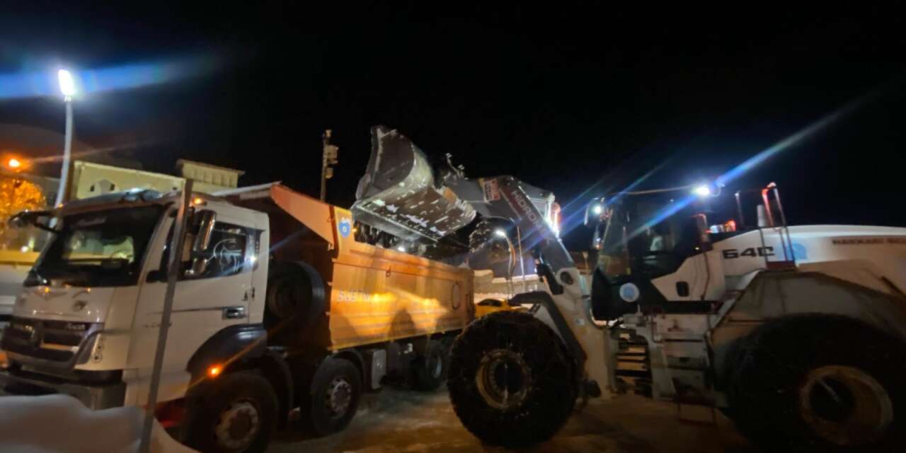 Hakkari Belediyesi’nden gece boyu kar mesaisi