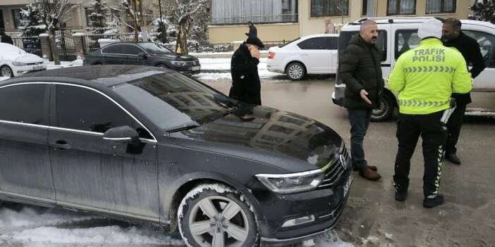 DEM Partili belediye başkanının resmi aracına haciz