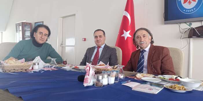 1 rektör 30 gazeteci!