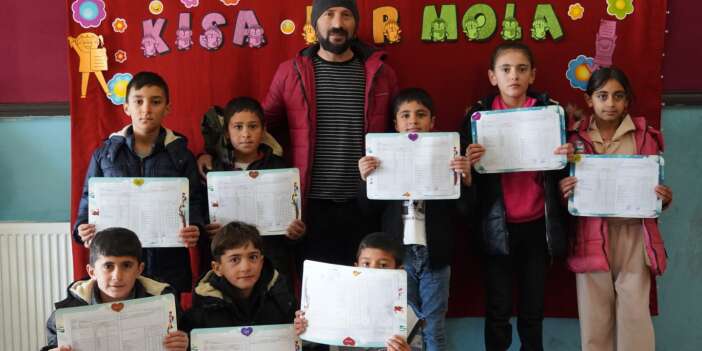 Maaşını öğrencilerine harcadı, Başkale’de gönülleri kazandı