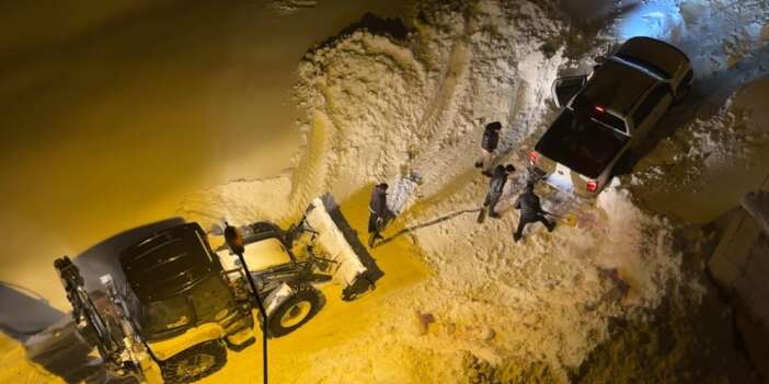 Mahsur kalan kamyoneti belediye ekibi kurtardı