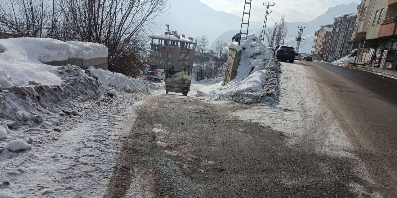 Hakkâri’de sürücü güvenliği için tuzlama mesaisi